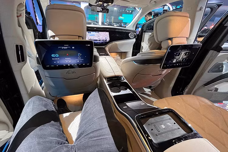 Bên cạnh đó, mẫu xe này còn được trang bị hàng loạt những công nghệ hiện đại &amp; tiên tiến hàng đầu như: Khoang ghế sau First-Class, Gói trang bị Chauffeur Package, Hệ thống lọc không khí &amp; bụi mịn cao cấp ENERGIZING AIR CONTROL Plus,...