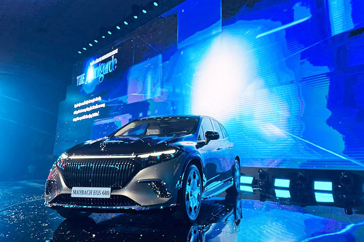 Dù có khác biệt về ngôn ngữ thiết kế tổng thể so với những chiếc SUV khác của Mercedes-Benz nhưng Maybach EQS vẫn được chú tâm vào từng chi tiết nhỏ, thể hiện được đặc trưng của thương hiệu Maybach. Điển hình có thể thấy, mặt ca-lăng nan dọc to bản kết hợp với các mảng ốp crom sáng bóng, các chi tiết không thể nhầm lẫn với 1 mẫu xe Maybach. 