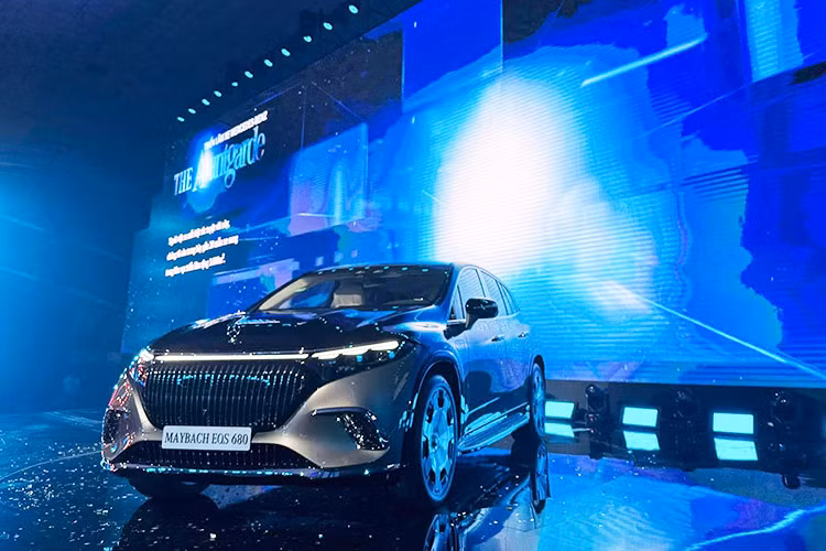 Dù có khác biệt về ngôn ngữ thiết kế tổng thể so với những chiếc SUV khác của Mercedes-Benz nhưng Maybach EQS vẫn được chú tâm vào từng chi tiết nhỏ, thể hiện được đặc trưng của thương hiệu Maybach. Điển hình có thể thấy, mặt ca-lăng nan dọc to bản kết hợp với các mảng ốp crom sáng bóng, các chi tiết không thể nhầm lẫn với 1 mẫu xe Maybach. 