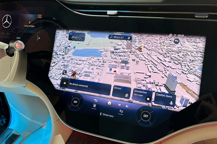 Xe có hệ thống sưởi, thông gió và mát-xa tiêu chuẩn, hai ghế sau trang bị máy mát-xa bắp chân, sưởi vai. Đi cùng với đó là bảng điều khiển trung tâm cố định phân chia hai ghế, kết nối với bảng điều khiển trung tâm phía trước theo kiểu cầu nối.