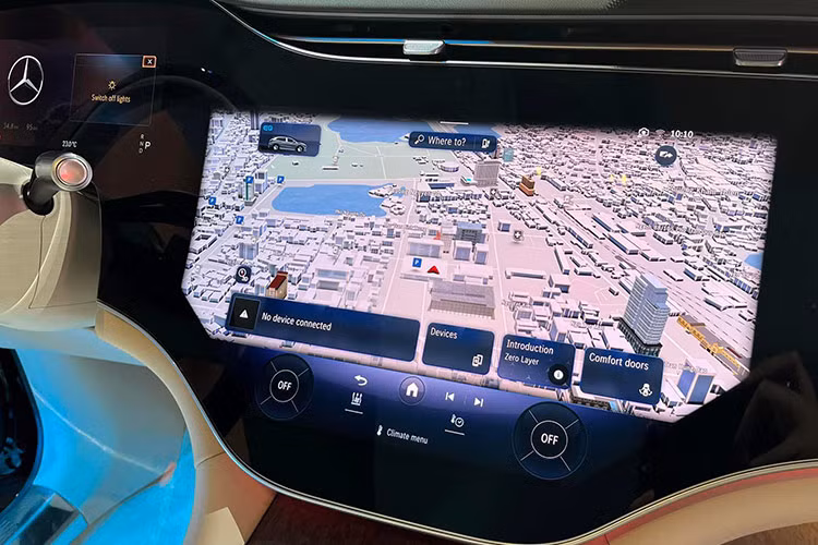 Xe có hệ thống sưởi, thông gió và mát-xa tiêu chuẩn, hai ghế sau trang bị máy mát-xa bắp chân, sưởi vai. Đi cùng với đó là bảng điều khiển trung tâm cố định phân chia hai ghế, kết nối với bảng điều khiển trung tâm phía trước theo kiểu cầu nối.