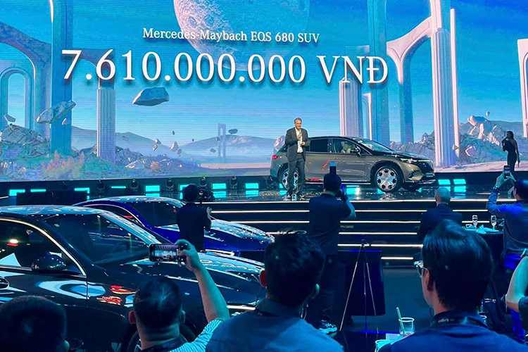 Bên cạnh công suất sạc DC tối đa ở mức 200 kW, giúp sạc hệ thống pin từ 10-80% chỉ trong khoảng 31 phút, Mercedes-Maybach EQS 680 SUV còn được trang bị tiêu chuẩn công suất sạc AC lên đến 22 kW, giúp rút ngắn việc sạc hệ thống pin từ 0-100% chỉ trong khoảng 6.25 giờ. Mức giá xe Maybach EQS 680 tại Việt Nam công bố là 7,61 tỷ đồng.