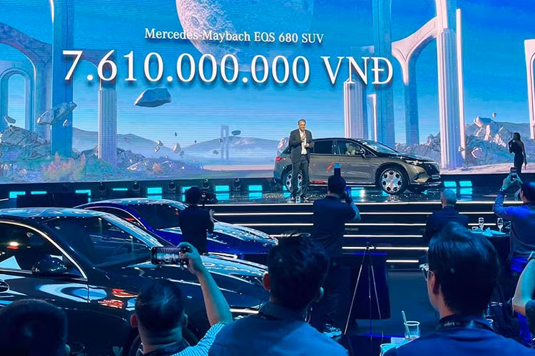Bên cạnh công suất sạc DC tối đa ở mức 200 kW, giúp sạc hệ thống pin từ 10-80% chỉ trong khoảng 31 phút, Mercedes-Maybach EQS 680 SUV còn được trang bị tiêu chuẩn công suất sạc AC lên đến 22 kW, giúp rút ngắn việc sạc hệ thống pin từ 0-100% chỉ trong khoảng 6.25 giờ. Mức giá xe Maybach EQS 680 tại Việt Nam công bố là 7,61 tỷ đồng.
