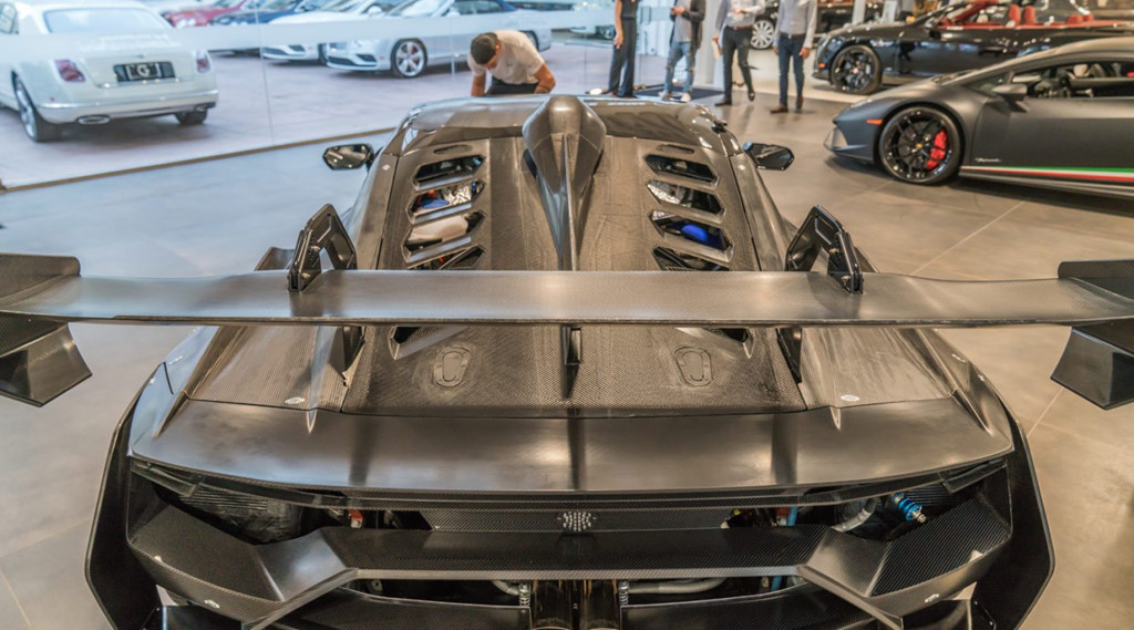 So với phiên bản thường, Lamborghini Huracan phiên bản Evo có sự nâng cấp đáng kể về mặt tính khí động học nhằm tăng lực ép xuống mặt đất và khiến chiếc xe có khả năng chạy tốt hơn trên đường đua.