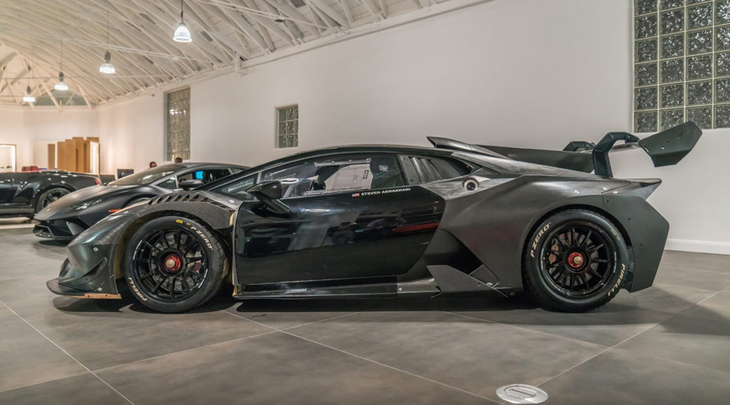 Lamborghini Huracan Super Trofeo Evo được phát triển dựa trên mẫu xe đua Huracan Super Trofeo và sự hợp tác với hãng chuyên chế tạo khung gầm xe đua Dallara Engineering. Chiếc xe đua của Steve được phủ carbon ở bên ngoài vỏ xe, chỉ duy nhất 2 cánh cửa được sơn màu đen bóng cùng dòng chữ tên của Steve.