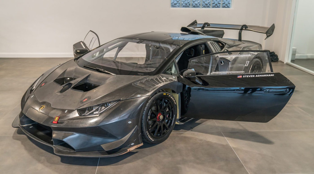 Theo AutoFluence cho hay, ở độ tuổi 13, anh chàng Steve Aghakhani này cũng đã từng khiến nhiều người choáng váng khi tự cầm lái "ông hoàng tốc độ" Bugatti Veyron của bố mình đạt vận tốc lên tới 322 km/h. 