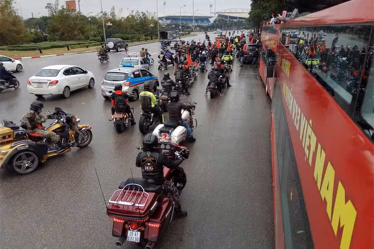 Các đội môtô tham gia gồm có; Clb môtô thể thao Hà Nội, đội chơi xe Harley-Davidson, hội nhóm phân khối lớn Hà Nội và các đội xe khác... chia thành hàng lối rõ ràng cũng những chiếc xe buýt hai tầng mui trần tiến về phía sân bay Nội Bài để đón các tuyển thủ U23 Việt Nam.