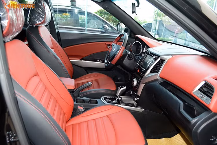 Các mẫu xe này đều được trang bị loại mâm xe 18" với các nan dạng cánh hoa và lắp lốp 215/45. Phanh xe là loại đĩa trên cả bốn bánh tích hợp tính năng chống bó cứng ABS, hỗ trợ phanh khẩn cấp BA và phân phối lực phanh điện tử EBD cùng nhiều chi tiết đáng tiền so với các đối thủ cùng phân khúc ở thời điểm hiện tại.