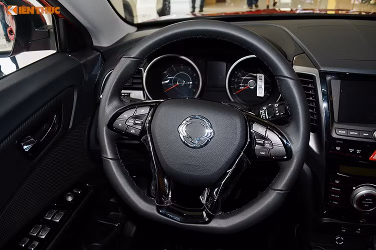 SsangYong XLV vẫn sử dụng động cơ xăng 4 xy-lanh, dung tích 1,6 lít với công suất tối đa 128 mã lực tại vòng tua máy 6.000 vòng/phút và mô-men xoắn cực đại 160 Nm tại vòng tua máy 4.600 vòng/phút. Động cơ kết hợp với hộp số tự động 6 cấp và được đánh giá là khá tiết kiệm nhiên liệu.