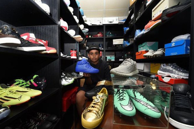 Bên cạnh siêu xe, ''Money Kicks'' còn sở hữu một bộ sưu tập đồ hiệu, giày và đồng hồ xa xỉ tổng giá trị lên đến hàng triệu USD. Riêng bộ sưu tập giày gần 2.000 đôi của cậu đã có giá hơn 1 triệu USD (khoảng 23 tỷ đồng).