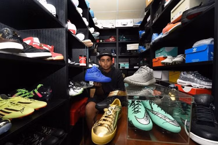 Bên cạnh siêu xe, ''Money Kicks'' còn sở hữu một bộ sưu tập đồ hiệu, giày và đồng hồ xa xỉ tổng giá trị lên đến hàng triệu USD. Riêng bộ sưu tập giày gần 2.000 đôi của cậu đã có giá hơn 1 triệu USD (khoảng 23 tỷ đồng).