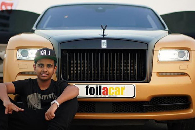 Khi chán ngán những chiếc siêu xe ồn ào, Rashed Belhasa chuyển sang chiếc coupe siêu sang Rolls-Royce Wraith. Chiếc xe siêu sang này cũng được chủ nhân đổi màu liên tục từ xanh dương nguyên bản sang đen bóng rồi vàng mờ. Cung cấp sức mạnh cho Wraith là động cơ V12 sản sinh công suất 623 mã lực.