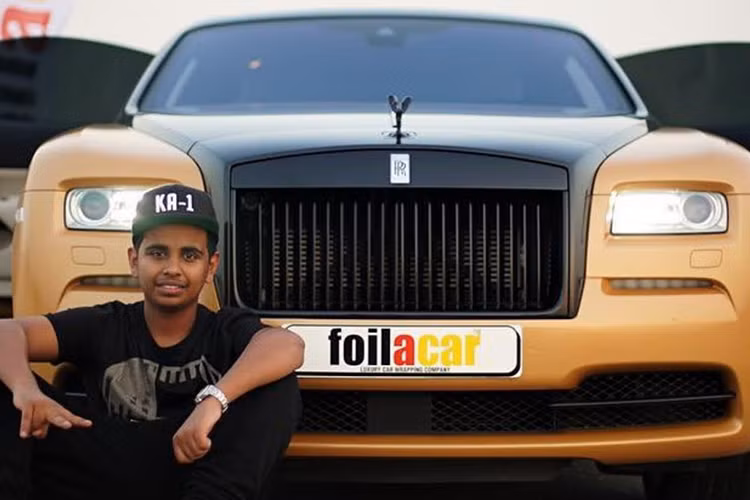 Khi chán ngán những chiếc siêu xe ồn ào, Rashed Belhasa chuyển sang chiếc coupe siêu sang Rolls-Royce Wraith. Chiếc xe siêu sang này cũng được chủ nhân đổi màu liên tục từ xanh dương nguyên bản sang đen bóng rồi vàng mờ. Cung cấp sức mạnh cho Wraith là động cơ V12 sản sinh công suất 623 mã lực.