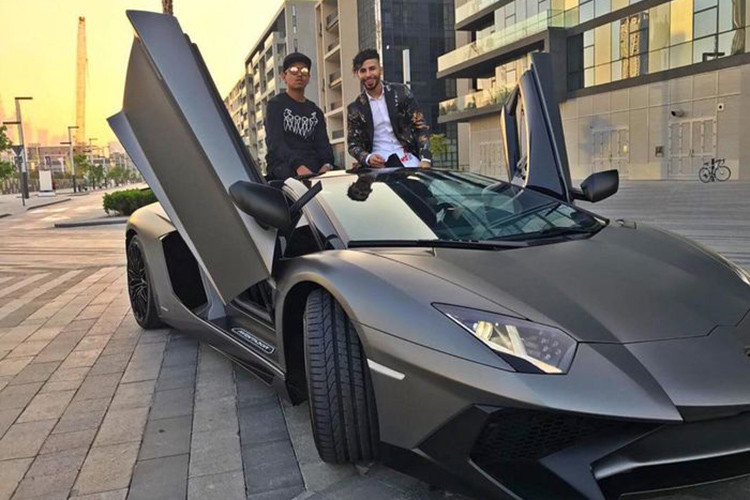 Nổi tiếng với cái tên Money Kicks, Rashed Belhasa hiện có khoảng 2 triệu người theo dõi trên Youtube và 1,6 triệu người theo dõi trên Instagram. Trên mạng xã hội, rich kid này luôn phô bày một lối sống xa hoa với những chiếc siêu xe hàng khủng đáng mớ ước, những món hàng hiệu thời thượng nhất và những cuộc gặp gỡ với các siêu sao nổi tiếng.