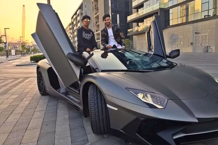 Nổi tiếng với cái tên Money Kicks, Rashed Belhasa hiện có khoảng 2 triệu người theo dõi trên Youtube và 1,6 triệu người theo dõi trên Instagram. Trên mạng xã hội, rich kid này luôn phô bày một lối sống xa hoa với những chiếc siêu xe hàng khủng đáng mớ ước, những món hàng hiệu thời thượng nhất và những cuộc gặp gỡ với các siêu sao nổi tiếng.