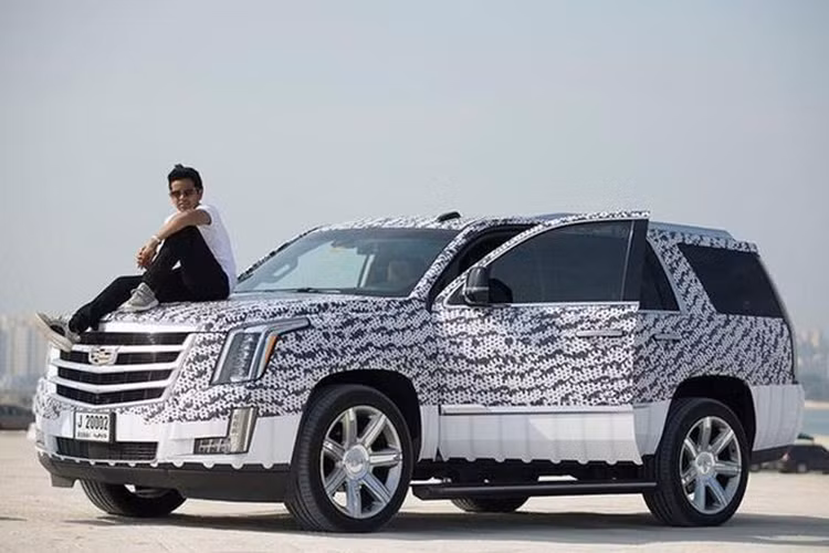 Ngoài siêu xe và xe siêu sang, ''Money Kicks'' còn sở hữu một chiếc SUV hầm hố Cadillac Escalade. Chung số phận với Ferrari và Lamborghini, chiếc Escalade cũng được phủ họa tiết trang trí sọc ngựa vằn lấy cảm hứng từ đôi Adidas Yeezy Boost 350 Zebra đình đám.