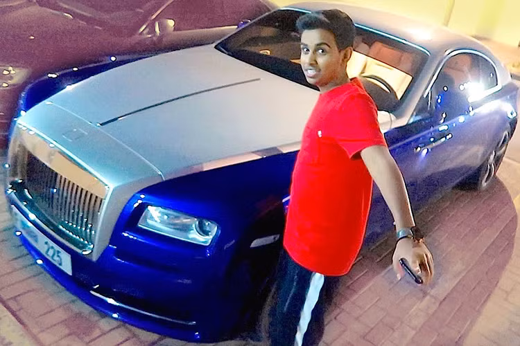 Ngoài những chiếc xe đứng tên mình, ''Money Kicks'' cũng thường xuất hiện cùng những chiếc siêu xe của bố cậu như Mercedes-AMG GTS hay Audi R8 V10 Plus và thậm chí là cả Rolls-Royce Phantom...