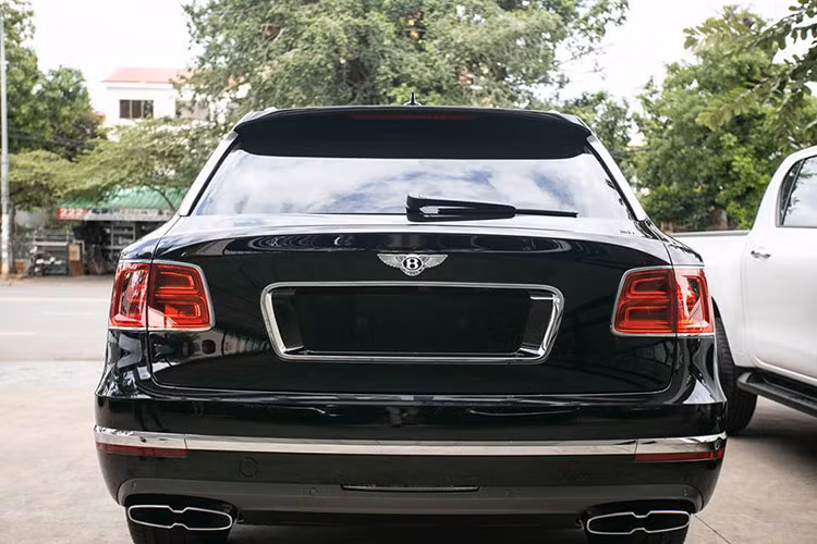 Bentley Bentayga V8 đầu tiên tại Việt Nam thuộc sở hữu của đại gia ngành thẩm mỹ Hoàng Kim Khánh, một cái tên mà chắc hẳn với những ai chơi xe và yêu xe tại Việt Nam đều biết tới. Trong garage của vị đại gia này, ngoài "tân binh" Bentayga V8 còn có sự góp mặt của 3 siêu phẩm lừng lẫy bao gồm Aston Martin V8 Vantage, Bentley Mulsanne EWB và "cỗ máy tốc độ" Lamborghini Aventador S LP740-4.