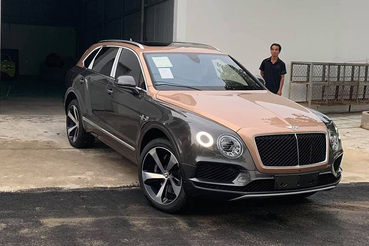  Siêu phẩm Bentley Bentayga V8 đầu tiên đã cập bến Việt Nam. Sau hơn 1 tuần về nước, siêu phẩm "triệu đô" này đã về tới garage riêng của chủ nhân ở quận 12, TP HCM. Thêm vào đó, chiếc siêu sang Bentley Bentayga V8 này còn mang ý nghĩa là chiếc xe độc nhất tại Việt Nam ở thời điểm hiện tại, đây còn là phiên bản đặc biệt của hãng xe sang nước Anh nhân kỷ niệm 100 năm thành lập (1919 - 2019).