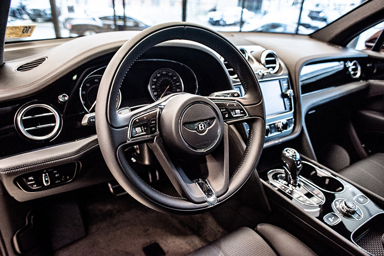 Thông qua những hình ảnh được chủ nhân đăng tải có thể nhận thấy, khoang nội thất của siêu SUV Bentayga V8 đầu tiên tại Việt Nam cũng mang 2 tông màu như ngoại thất. Ngoài ra các option tiện nghi, xa xỉ nhất của Bentley đều hiện diện trên mẫu xe SUV siêu sang này.