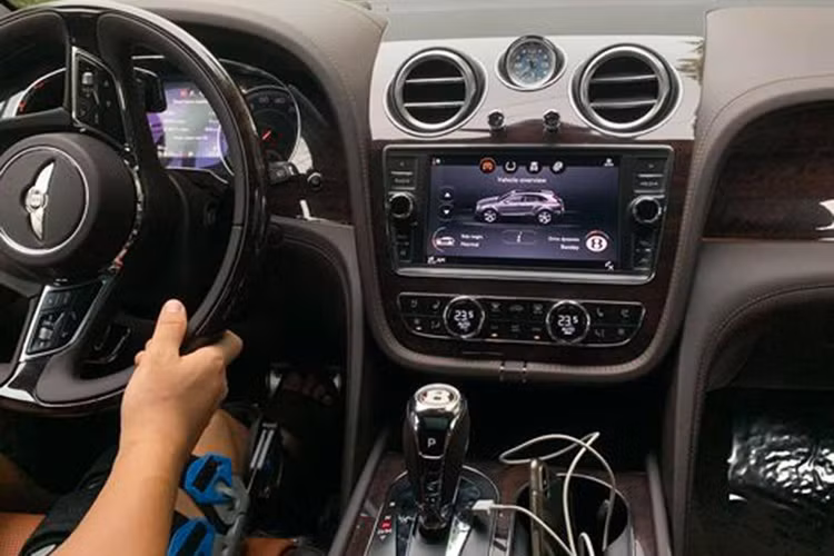 Khác biệt lớn nhất của Bentley Bentayga V8 mới này đó chính là sự hiện diện của khối động cơ V8 tăng áp kép 4.0l V8 trong khoang máy. Với công suất 542 mã lực và mô-men xoắn 770Nm, động cơ này mạnh đúng bằng chiếc xe sang thể thao Porsche Panamera Turbo và chỉ thua kém lần lượt 58 mã lực/130Nm so với phiên bản Bentayga W12 hàng đầu. Đổi lại, trọng lượng của Bentayga V8 giảm xuống chỉ còn 2,36 tấn.