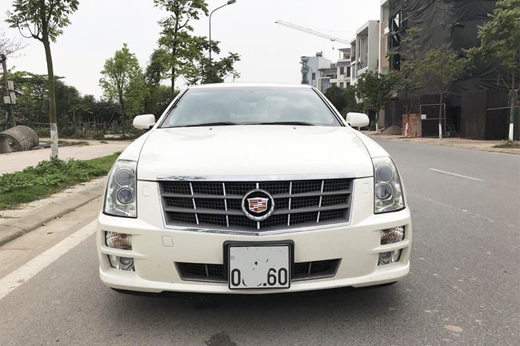 Được biết, vào thời điểm 2010-2013, để sở hữu một chiếc Cadillac STS, khách hàng tại Việt Nam có thể phải chi tới hơn 3 tỷ đồng để sở hữu. Tuy nhiên sau 9 năm tuổi, chiếc sedan thương hiệu Mỹ đang được giao bán tại một đại lý tư nhân Hà Nội với mức giá hơn 900 triệu đồng.