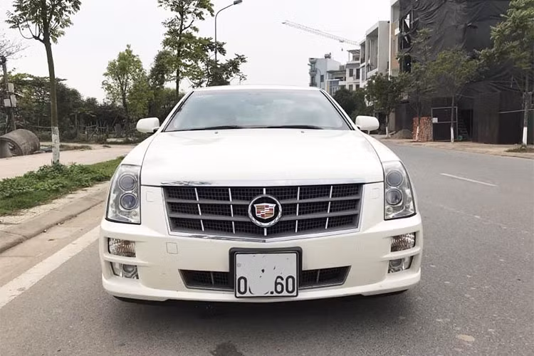 Được biết, vào thời điểm 2010-2013, để sở hữu một chiếc Cadillac STS, khách hàng tại Việt Nam có thể phải chi tới hơn 3 tỷ đồng để sở hữu. Tuy nhiên sau 9 năm tuổi, chiếc sedan thương hiệu Mỹ đang được giao bán tại một đại lý tư nhân Hà Nội với mức giá hơn 900 triệu đồng.