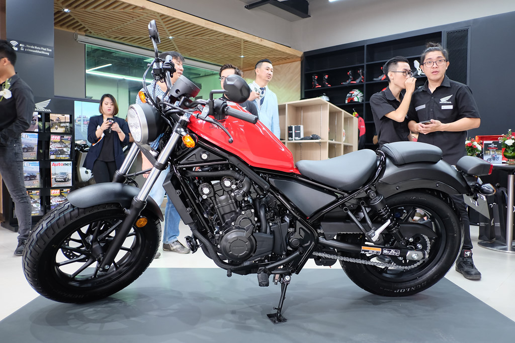 Honda Rebel 500 - 180 triệu đồng: So với bản 300, Rebel 500 không khác biệt về thiết kế. Thay đổi cụ thể nhất là khối động cơ 2 xy-lanh đôi, dung tích 471 cc, cho công suất 45,4 mã lực tại vòng tua 8.500 vòng/phút và mô-men xoắn 44,7 Nm tại vòng tua 6.000 vòng/phút. Hộp số 6 cấp.