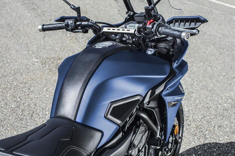 Trên mẫu xe mới này, bình xăng được tăng thêm dung tích 17 lít lớn hơn so với bình 14 lít trên Tracer 700. Yên xe được thiết kế lại nhằm tối ưu sự thoải mái cho người ngồi và cặp thùng chứa hành lý lắp ở đuôi xe.