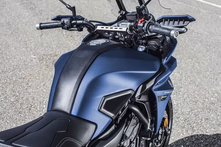 Trên mẫu xe mới này, bình xăng được tăng thêm dung tích 17 lít lớn hơn so với bình 14 lít trên Tracer 700. Yên xe được thiết kế lại nhằm tối ưu sự thoải mái cho người ngồi và cặp thùng chứa hành lý lắp ở đuôi xe.