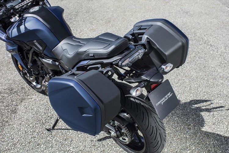 Là một mẫu xe nằm trong phân khúc sport-tourer tầm trung, Yamaha Tracer 700 GT 2019 có phần đuôi thiết kế cao, tay xách lớn. Phần đèn hậu của xe thiết kế dạng led, xi nhan tách rời với phần bọc cao su chống gãy.
