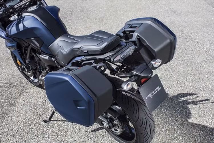 Là một mẫu xe nằm trong phân khúc sport-tourer tầm trung, Yamaha Tracer 700 GT 2019 có phần đuôi thiết kế cao, tay xách lớn. Phần đèn hậu của xe thiết kế dạng led, xi nhan tách rời với phần bọc cao su chống gãy.