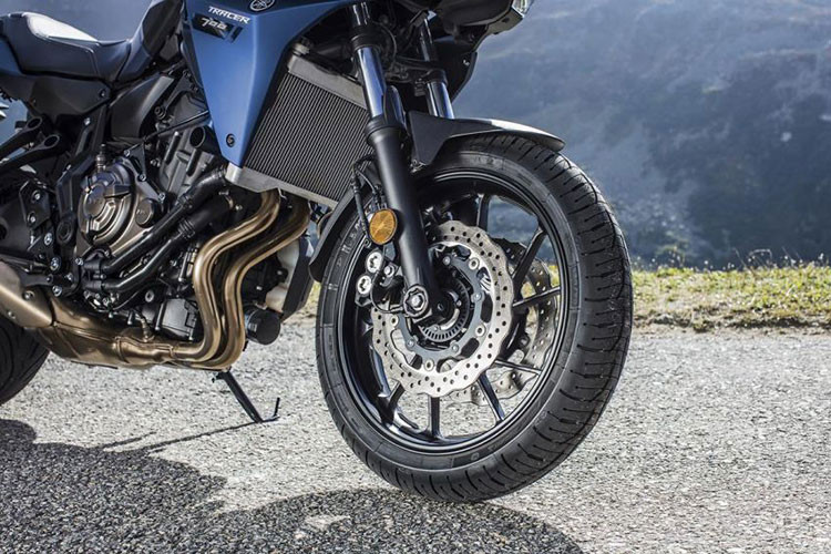 Hệ thống treo trên xe gồm cặp phuộc ống lồng ở trước và giảm xóc lò xo trụ đơn ở sau. Xe trang bị phanh đĩa ở cả hai bánh với đĩa đôi ở trước và đĩa đơn ở sau, tích hợp hệ thống chống bó cứng phanh ABS. Bộ vành của xe là loại hợp kim đúc, kích thước 17 inch.