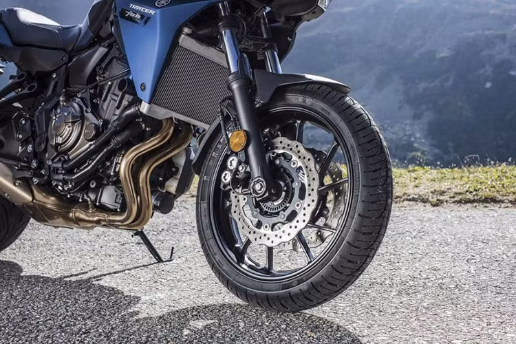 Hệ thống treo trên xe gồm cặp phuộc ống lồng ở trước và giảm xóc lò xo trụ đơn ở sau. Xe trang bị phanh đĩa ở cả hai bánh với đĩa đôi ở trước và đĩa đơn ở sau, tích hợp hệ thống chống bó cứng phanh ABS. Bộ vành của xe là loại hợp kim đúc, kích thước 17 inch.