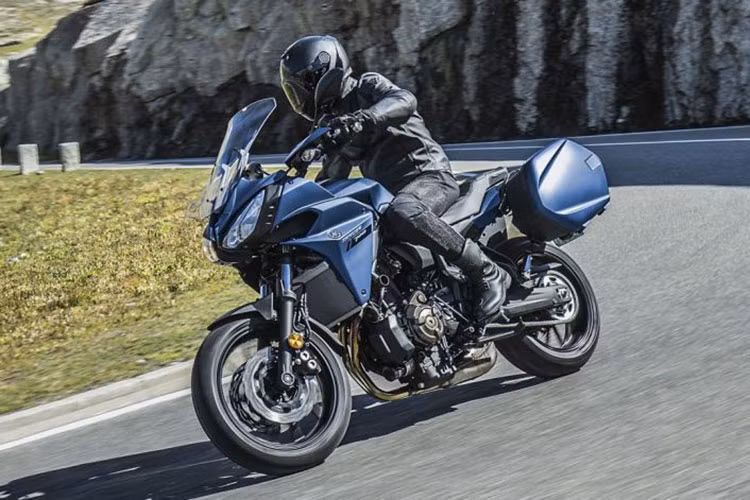 Khối động cơ tầm trung này cho công suất khá mạnh mẽ được đóng gói trong một chiếc xe nặng khoảng 204 kg. Đáng chú ý, theo công bố của nhà sản xuất, mẫu xe này chạy khoảng 106 km chỉ với 3,7 lít nhiên liệu.