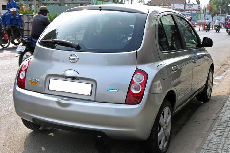 So với thế hệ cũ nó đã có những bước chuyển mình với kiểu dáng tròn trịa hơn, xe sở hữu lưới tản nhiệt chia làm 2 phần, các đường cong trên nắp ca-pô thể hiện tính kế thừa gen di truyền của các thế hệ Micra trước đó.