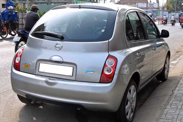 So với thế hệ cũ nó đã có những bước chuyển mình với kiểu dáng tròn trịa hơn, xe sở hữu lưới tản nhiệt chia làm 2 phần, các đường cong trên nắp ca-pô thể hiện tính kế thừa gen di truyền của các thế hệ Micra trước đó.