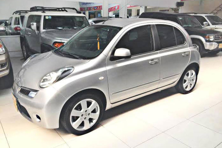 Giá xe Nissan Micra lúc bán ở Việt Nam là 32.500 USD (khoảng 754 triệu đồng) ở thời điểm 2011, trong khi giá xe cũ hiện tại của nó chỉ loanh quanh 300 triệu đồng, ngang tầm Kia Morning đã qua sử dụng. Có thể xem chiếc xe này là món hời với những người thích xe đô thị. 