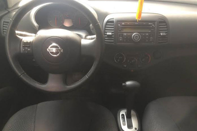 Động cơ trang bị trên Nissan Micra là loại 1,2 lít I4 (4 xi lanh thẳng hàng) có công suất 76 mã lực tại vòng tua 6.000 vòng/phút, mô men xoắn cực đại 104 Nm tại 4.000 vòng/phút. Hộp số tự động vô cấp CVT. Động cơ nhỏ hết hợp với hộp số vô cấp của Nissan Micra khá tương đồng với cấu hình xe đô thị ngày nay như Mitsubishi Mirage hay Suzuki Swift.