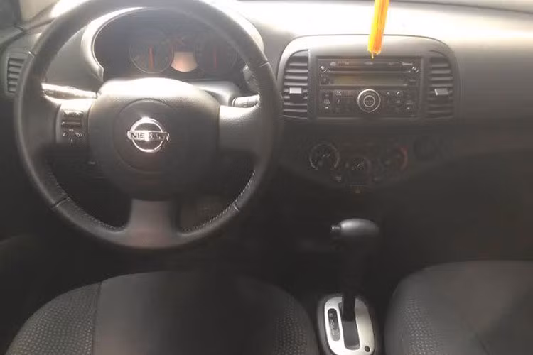 Động cơ trang bị trên Nissan Micra là loại 1,2 lít I4 (4 xi lanh thẳng hàng) có công suất 76 mã lực tại vòng tua 6.000 vòng/phút, mô men xoắn cực đại 104 Nm tại 4.000 vòng/phút. Hộp số tự động vô cấp CVT. Động cơ nhỏ hết hợp với hộp số vô cấp của Nissan Micra khá tương đồng với cấu hình xe đô thị ngày nay như Mitsubishi Mirage hay Suzuki Swift.