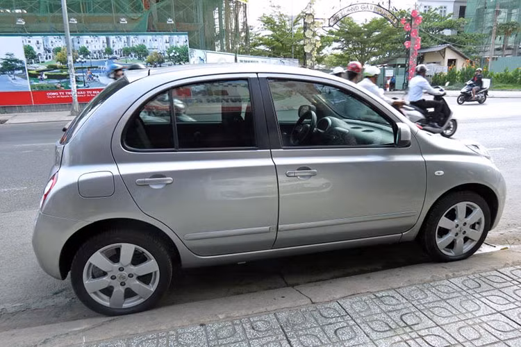 Là một mẫu xe đô thị nhỏ gọn, kích thước tổng thể của mẫu xe Nissan Micra 2011 trong bài viết này dài 3.780 mm, rộng 1.665 mm và cao 1.530 mm. Chiều dài cơ sở 2.450 mm. Như vậy mẫu xe này có kích thước ngang ngửa với Toyota Yaris cùng đời, to hơn Kia Morning và Hyundai i10.