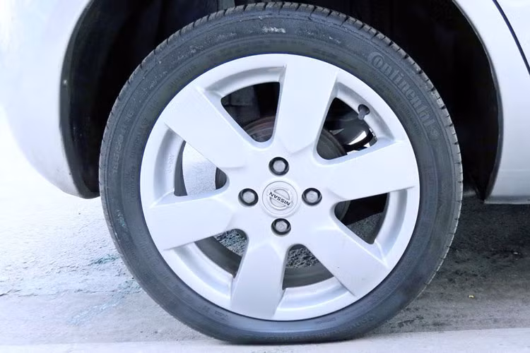 Phần đuôi xe là sự đan xen giữa các chi tiết mềm mại với các đường gân dập nổi và tập trung nhiều nhất ở khu vực đèn hậu. Đây có thể nói là một thiết kế dễ thương, tạo cho chiếc xe sự nhẹ nhàng và hấp dẫn phù hợp với phái nữ. Mâm xe thiết kế dạng hợp kim cỡ 15nich, 5 chấu.