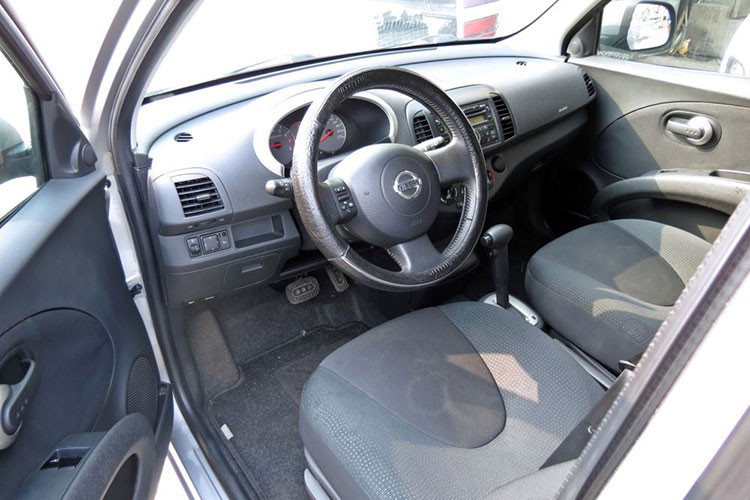 Bên trong, xe sở hữu đồng hồ công-tơ-mét, cửa gió điều hoà, trung tâm của vô-lăng hay lẫy mở cửa đều có thiết kế chủ đạo là các khối hình tròn và bầu dục. Hốc chứa đồ kiểu 2 tầng bên phía ghế phụ cũng là điểm đáng chú ý trong thiết kế nội thất của Micra 2011. Hệ thống giải trí không có gì nổi bật ngoài kết nối ổ CD và đài FM...