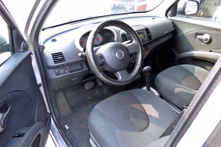 Bên trong, xe sở hữu đồng hồ công-tơ-mét, cửa gió điều hoà, trung tâm của vô-lăng hay lẫy mở cửa đều có thiết kế chủ đạo là các khối hình tròn và bầu dục. Hốc chứa đồ kiểu 2 tầng bên phía ghế phụ cũng là điểm đáng chú ý trong thiết kế nội thất của Micra 2011. Hệ thống giải trí không có gì nổi bật ngoài kết nối ổ CD và đài FM...