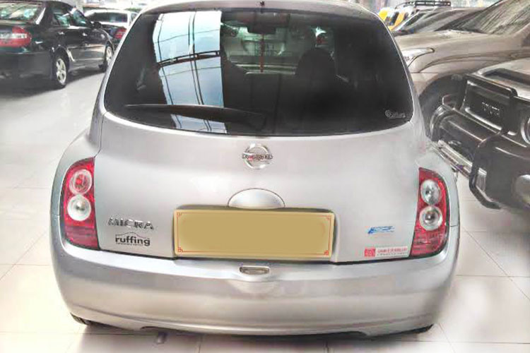Sinh ra để đi phố, Nissan Micra có bán kính vòng quay chỉ 4,3 m, trong khi của Yaris là 4,7 m. Điều này giúp chiếc xe này hoàn toàn phù hợp với nữ tài xế dễ dàng di chuyển, quay đầu xe, xoay sở hẻm nhỏ trong phố thị. Công năng của chiếc xe này không khác Mirage hay Swift ngày nay.