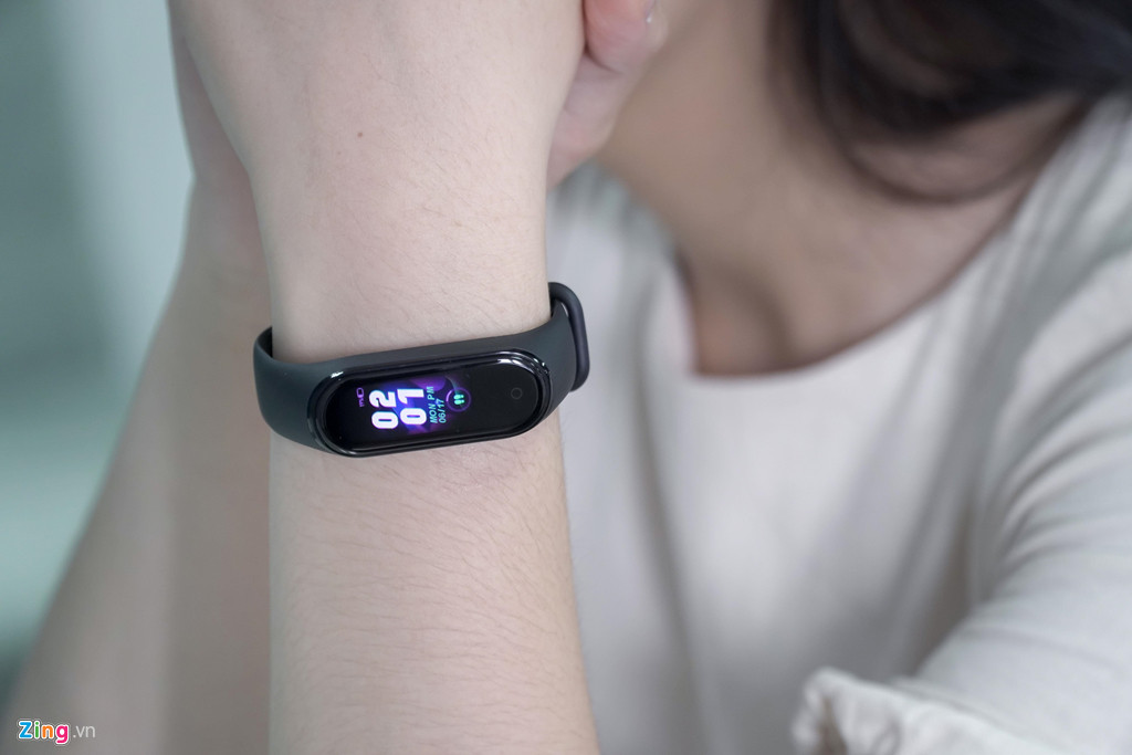 Ngoại hình vòng đeo tay thông minh Mi Band 4 không có nhiều thay đổi so với các thiết bị tiền nhiệm. Mặt trước là màn hình cảm ứng AMOLED có kích thước 0,95 inch, độ phân giải 240 x 120 pixel. Màn hình này có độ sáng cao, cho khả năng hiển thị tốt ở ngoài trời. Tuy nhiên, màu sắc của nó tương đối nhạt, hình ảnh hiển thị cũng không được sắc nét. 