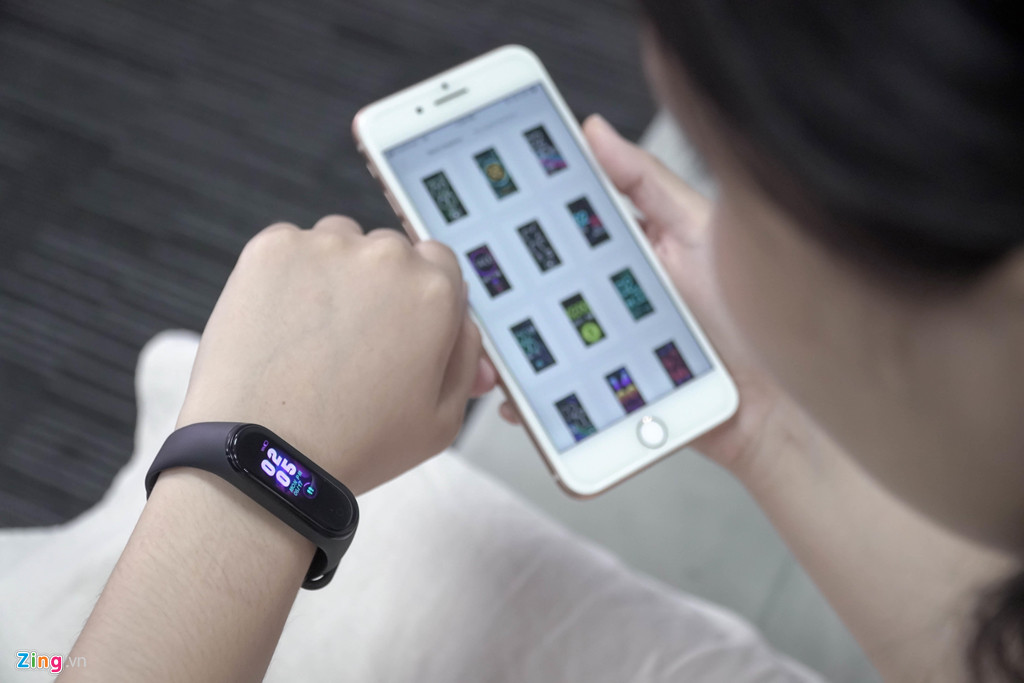 Bên cạnh đó, người dùng có thể thay đổi hình nền hiển thị theo sở thích bằng cách kết nối với ứng dụng Mi Fit. Thiết bị cũng hỗ trợ điều khiển phát nhạc trên smartphone, nhận thông báo từ các ứng dụng như tin nhắn, Facebook, WhatsApp hoặc kiểm soát các thiết bị thuộc hệ sinh thái thông minh của Xiaomi.