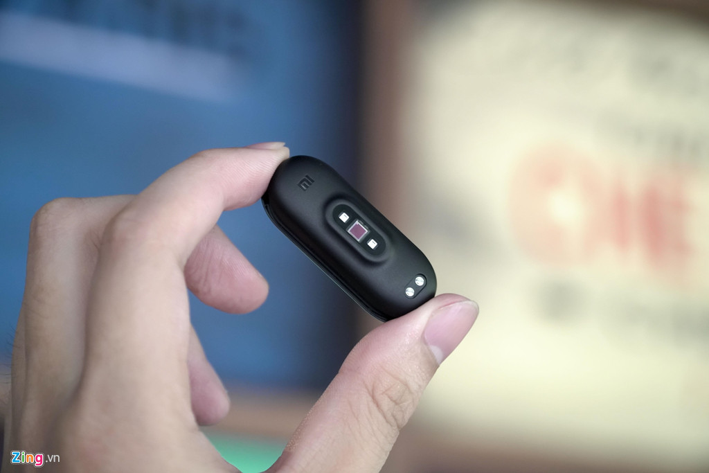 Mặt sau được bố trí cảm biến đo nhịp tim và chân sạc. Mi Band 4 vẫn hỗ trợ đầy đủ các tính năng theo dõi sức khỏe như đếm bước chân, lượng calo tiêu thụ, theo dõi giấc ngủ.