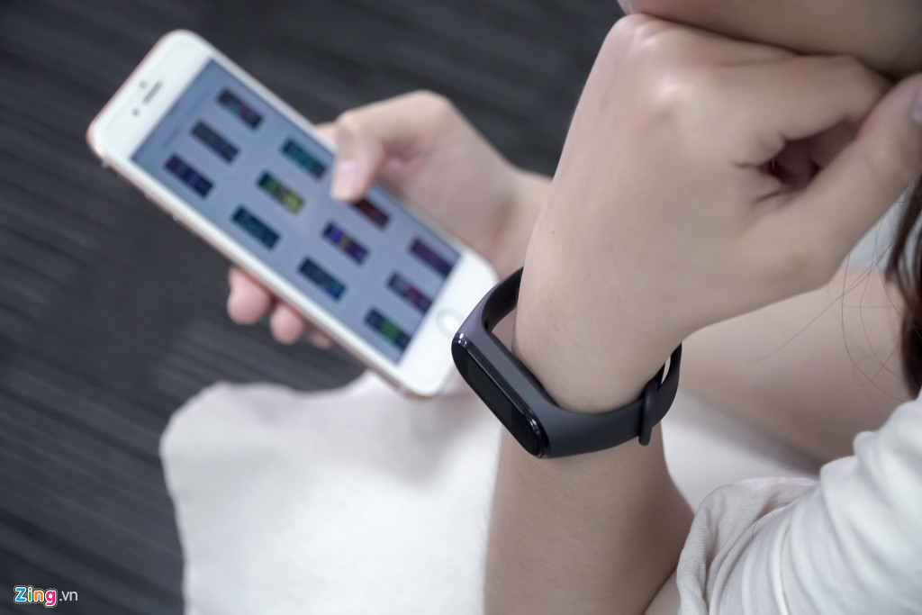 Giá Xiaomi Mi Band 4 đang được các cửa hàng chào bán với mức khoảng 700.000 đồng. Máy sẽ cạnh tranh trực tiếp với chiếc Samsung Galaxy Fit e, Zeblaze Plug C và Huawei Band 3e.