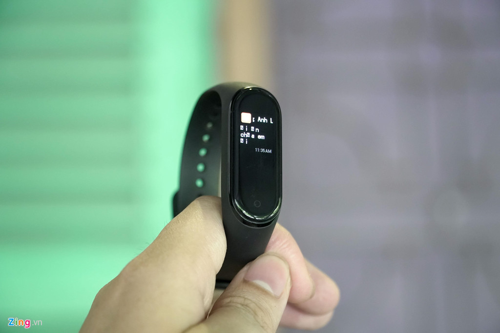 Do là phiên bản xách tay từ thị trường nội địa Trung Quốc, chiếc Mi Band 4 này gặp phải một số lỗi về phần mềm như không hiển thị được thông báo bằng tiếng Việt. Ngoài ra, khi kết nối với smartphone, nếu ngôn ngữ hệ thống trên điện thoại là tiếng Việt, Mi Band 4 sẽ hiển thị nội dung bằng tiếng Trung Quốc. Người dùng cần phải chuyển sang tiếng Anh để có thể sử dụng.
